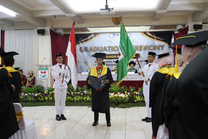 SMA Dwiwarna Luluskan Angkatan ke-25