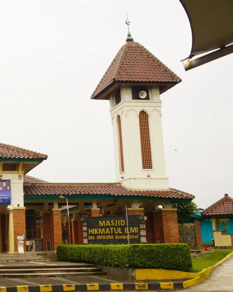 Halaman Masjid Hikmatul Ilmi
